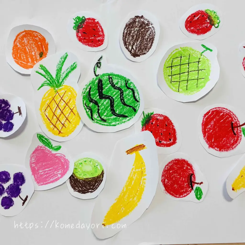 紙に描いた果物の周りをカットした画像
