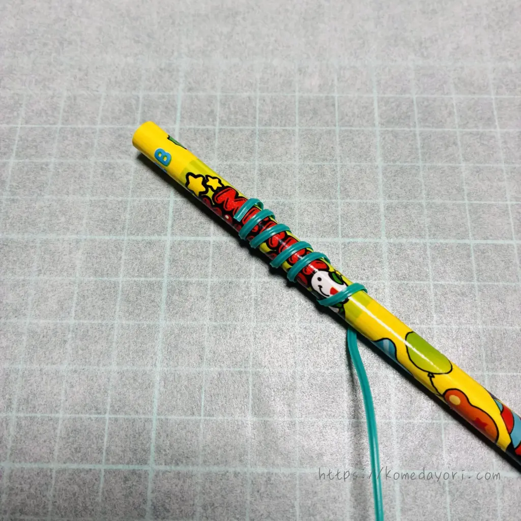 鉛筆に園芸用タイをくるくる巻いた様子