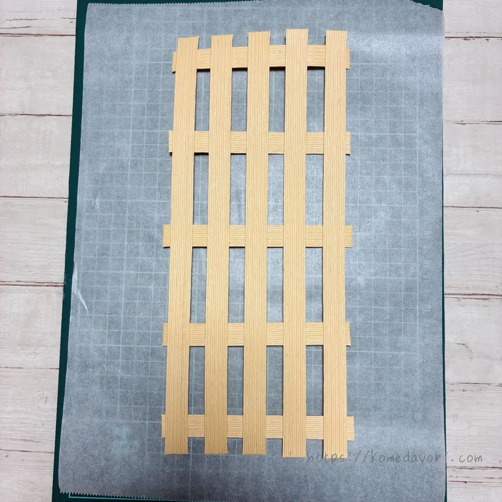 夏の工作アサガオの格子作り。クラフトバンドを縦横に組み合わせて格子状にした工作工程