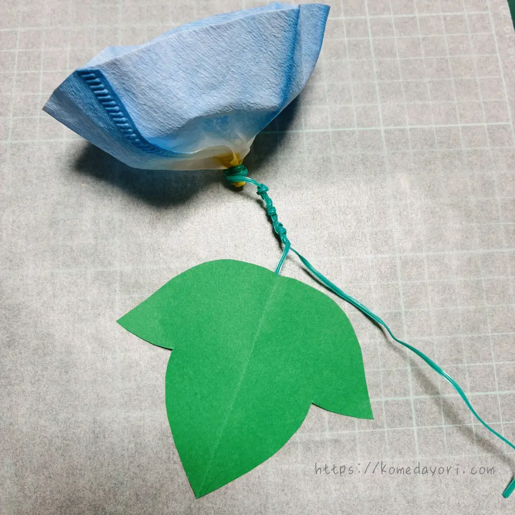 夏の工作アサガオ作り。花、葉を組み合わせた工作工程