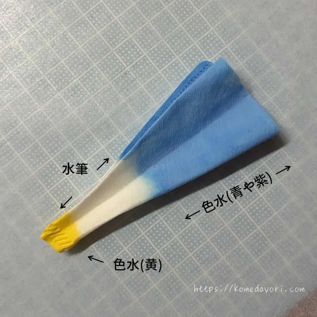 折ったコーヒーフィルターに、水筆、色水をつける箇所を指定したアジサイ工作画像