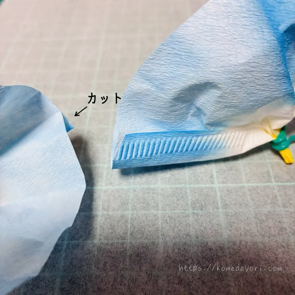 朝顔工作の花びらづくり。花の形にしたコーヒーフィルターの飛び出た部分をカットする工程を伝えている画像