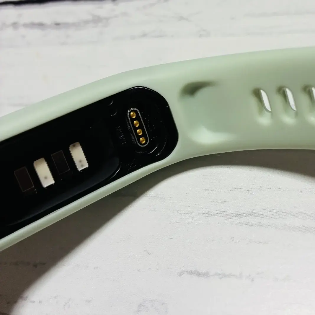vivosmart5のGarmin専用充電端子を拡大した画像