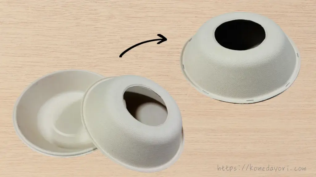 2枚の紙ボウルを重ね、1枚の底に丸い穴を開けた様子。ハロウィン工作ジャック・オー・ランタンの土台作り