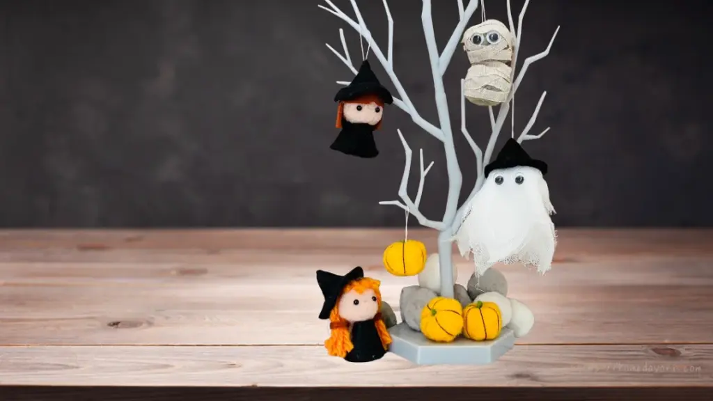 ハロウィンツリーに飾った手作りオーナメント。魔女やおばけ、ミイラ、かぼちゃの人形を並べてかわいく演出。