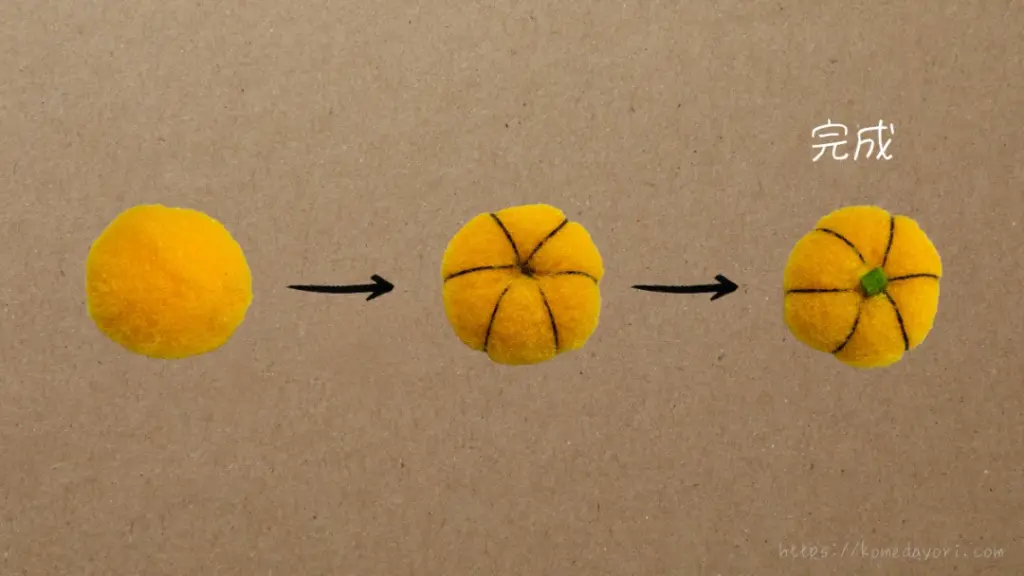 黄色のデコレーションボールを縫い糸で区切って形を作り、かぼちゃに仕上げる工程写真。