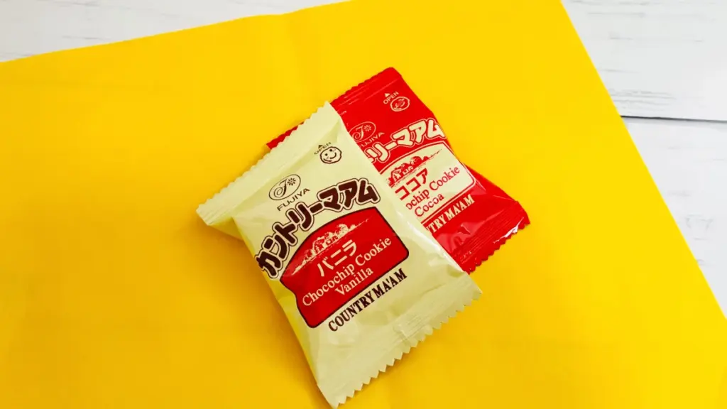 ハロウィンラッピングに使う黄色のフラワーペーパーと、包む用のお菓子(カントリーマアムのバニラとココア)。」