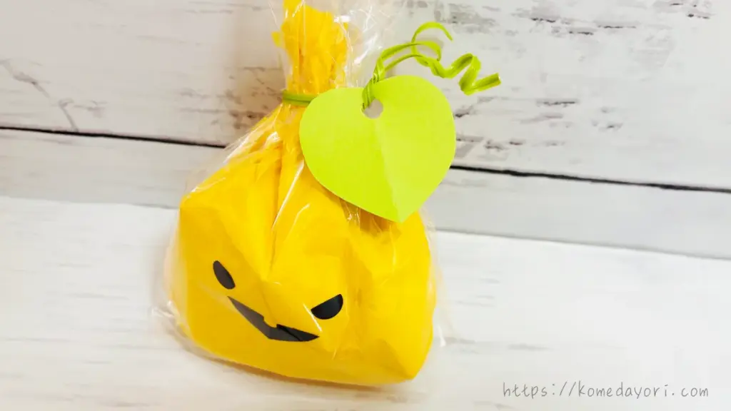 顔のパーツと葉っぱ、ツルを付けて完成した黄色いかぼちゃ風のハロウィンラッピング。