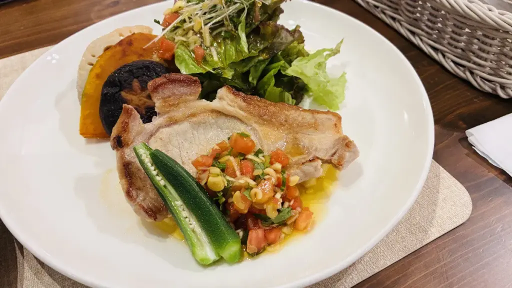 トロールの森ステラの夕食メイン料理。豚肉のソテーと彩り豊かな野菜が盛り付けられている。