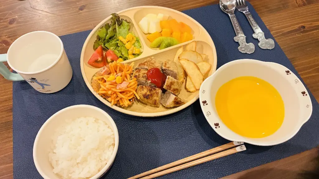 トロールの森ステラの子ども用夕食プレート。ハンバーグ、パスタ、野菜、フルーツ、ポテトとご飯、スープが並んでいて食べやすいサイズにカットしてある。