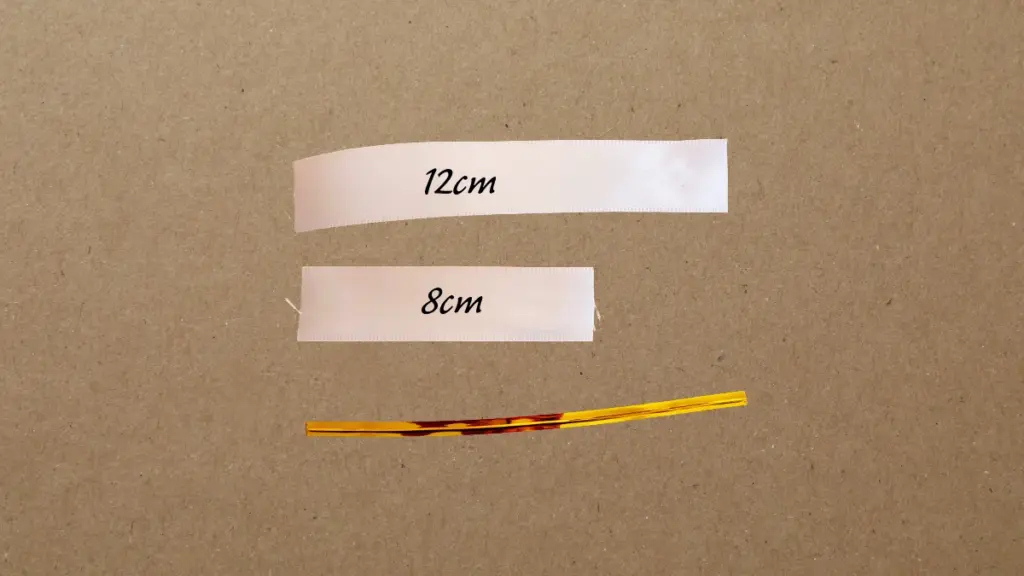 リボンオーナメントの材料。2cmと8cmのピンクサテンリボン、ゴールドのラッピングタイ