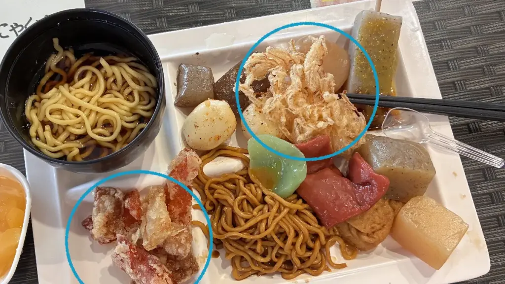 こんにゃくパークの無料バイキングで提供されているこんにゃくラーメンや唐揚げ風こんにゃく