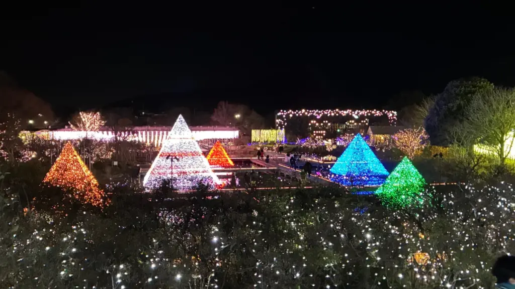 あしかがフラワーパーク イルミネーション 光のピラミッド 赤白青緑のカラフルな三角形オブジェ