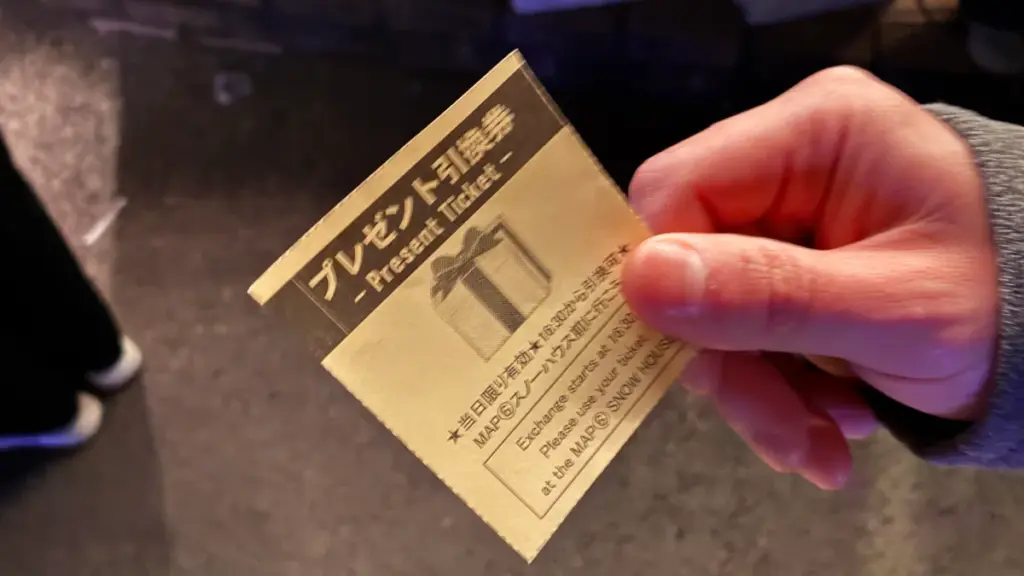 あしかがフラワーパーク イルミネーション プレゼント引換券 特典。スノーハウスの持っていくとプレゼントに引き換えられる引換券