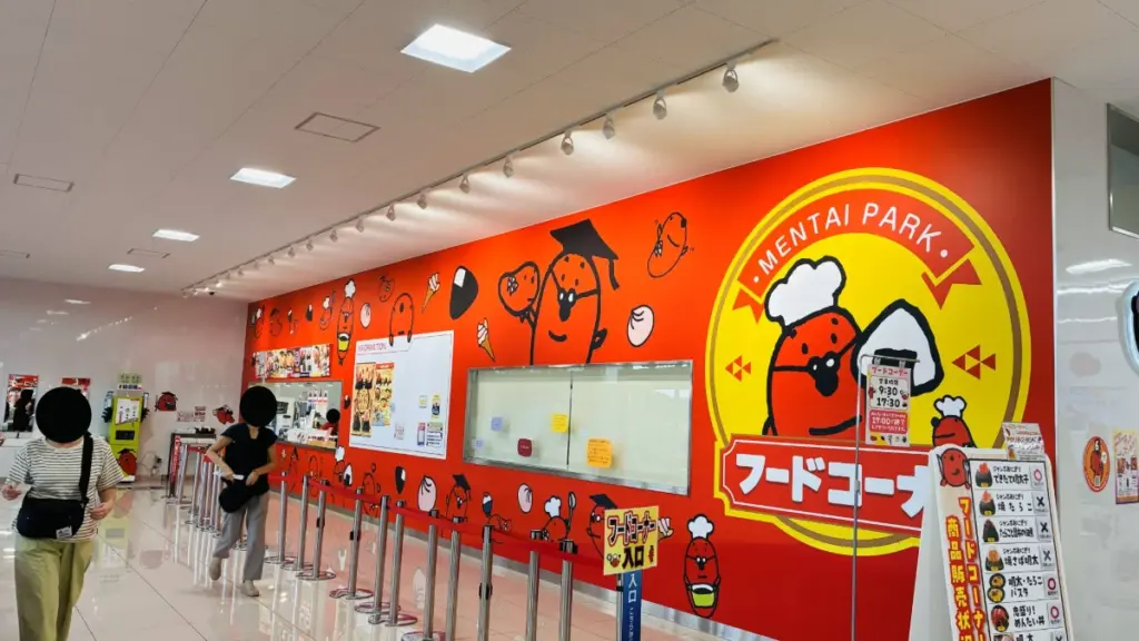 めんたいパーク群馬のフードコート入口。タラピヨのキャラクターが描かれた赤い壁面と注文カウンター