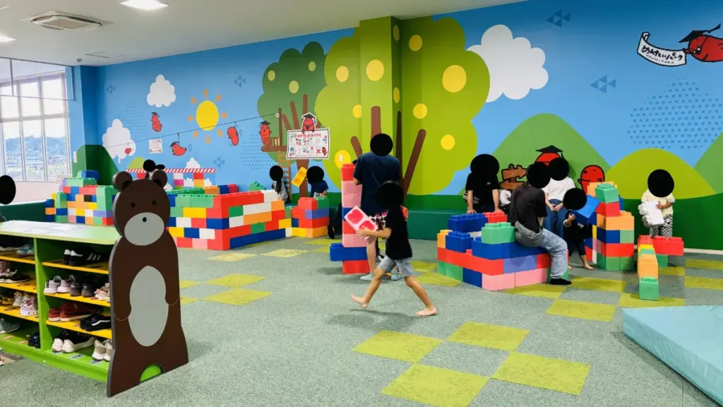 タラピヨキッズランドの大型ブロックエリア。幅広い年齢の子どもたちが遊ぶ様子