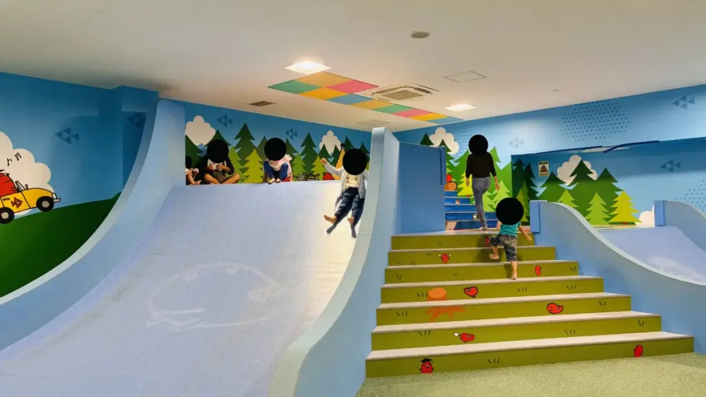 めんたいパーク群馬2階のタラピヨキッズランド。カラフルな大型ブロックや滑り台で子どもたちが遊ぶ無料の遊び場