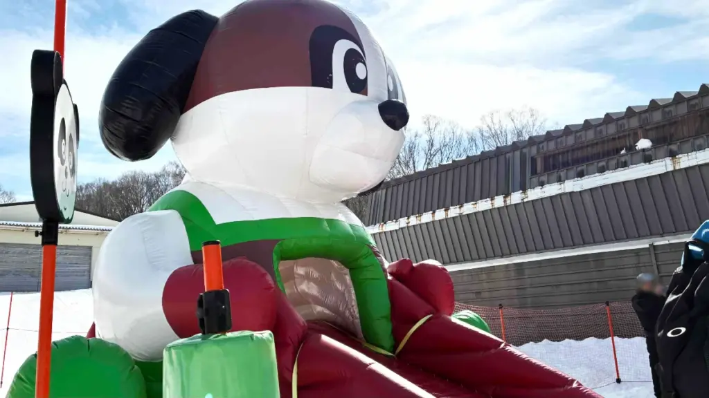 キッズパーク内に設置された犬の形をした大型エア遊具「太郎のふわふわすべり台」
