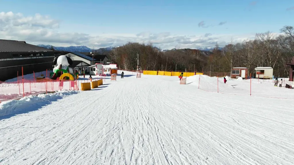 エーデルワイススキーリゾート キッズパーク全景とそり遊びエリア。