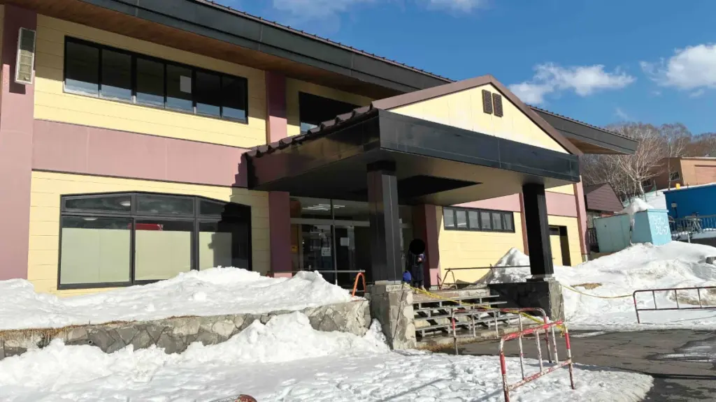 雪に囲まれたエーデルワイススキーリゾートのセンターハウス入口外観