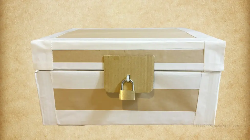 白と茶色の宝箱。中央に金色の南京錠がついている。