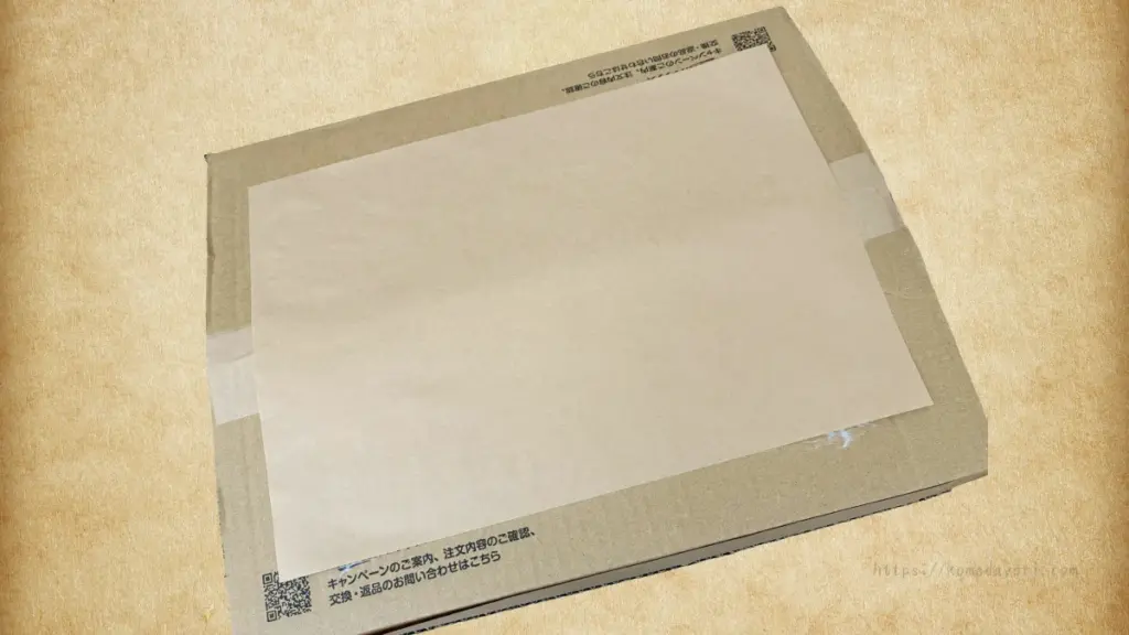 プリントされた段ボールにA4のクラフト用紙を貼り付けた様子。