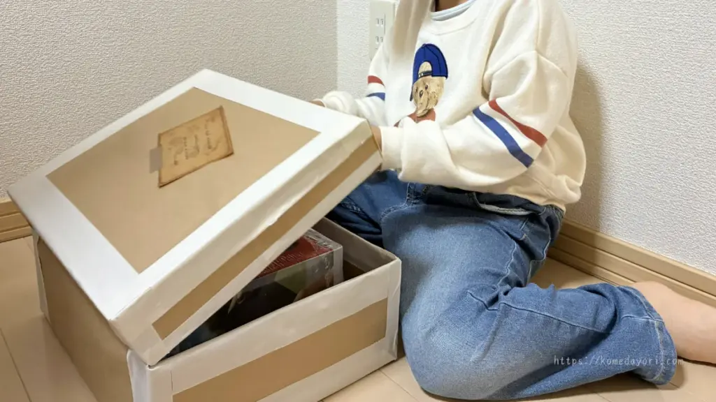 子どもが手作り宝箱を開封している様子。