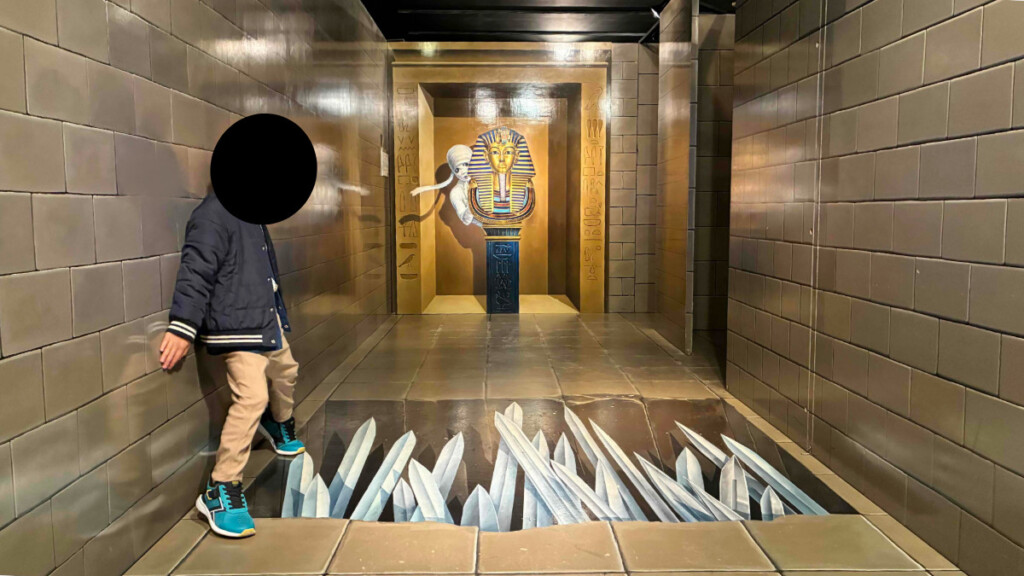 エジプト神殿のトリックアートで床が割れているように見える展示
