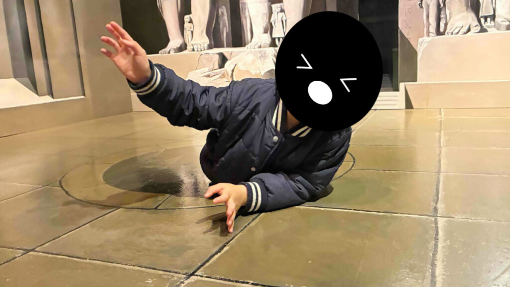 床が抜けて落ちそうに見えるトリックアートを体験する子ども(とりっくあーとぴあ日光)