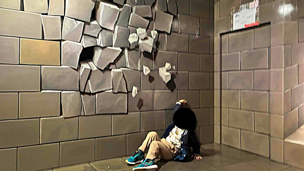 壁が崩れてくるトリックアートで驚く子ども(とりっくあーとぴあ日光)