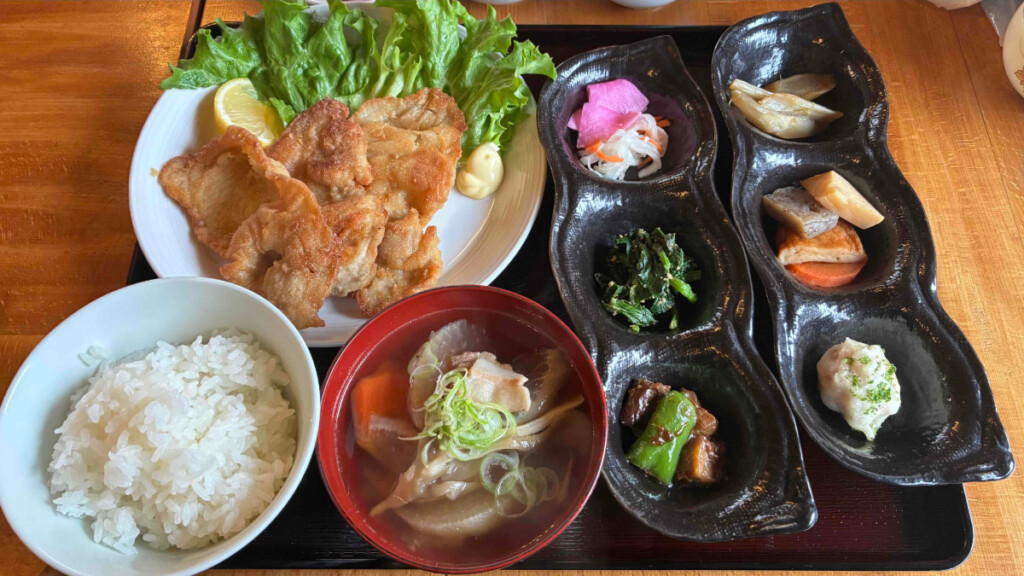 日光の米農家レストラン百笑の百笑御膳。ごはん・百笑汁・メイン料理の豚から揚げ・仕切り皿におかずが6品盛り付けされている