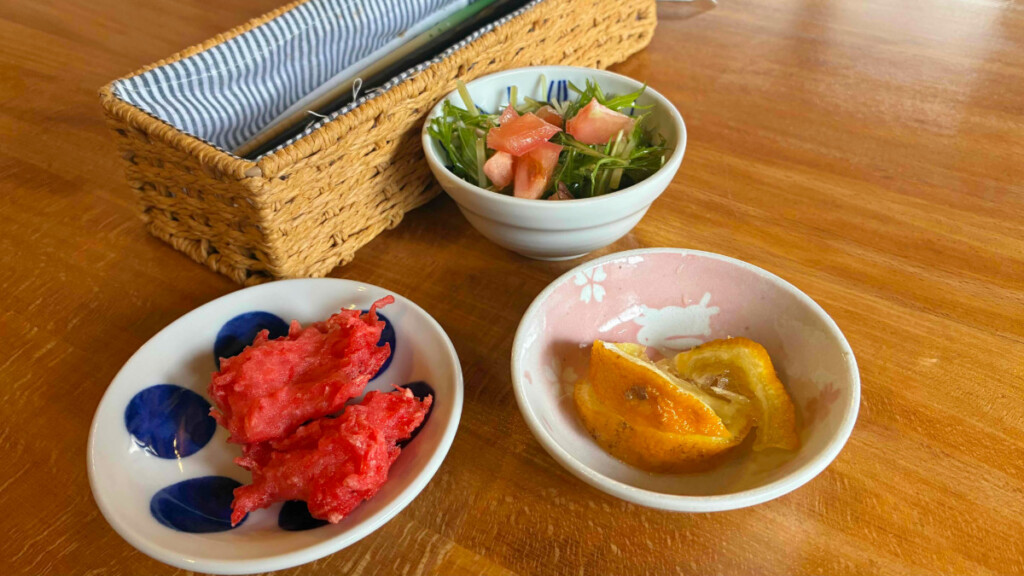 日光、米農家レストラン百笑でサービスされた小鉢料理3品。紅しょうがの唐揚げ、サラダ、柑橘の甘煮