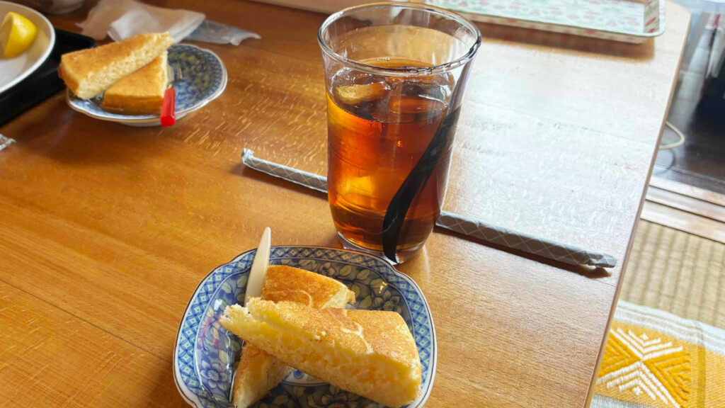 米農家レストラン百笑で提供されるウーロン茶と手作り米粉パンケーキ