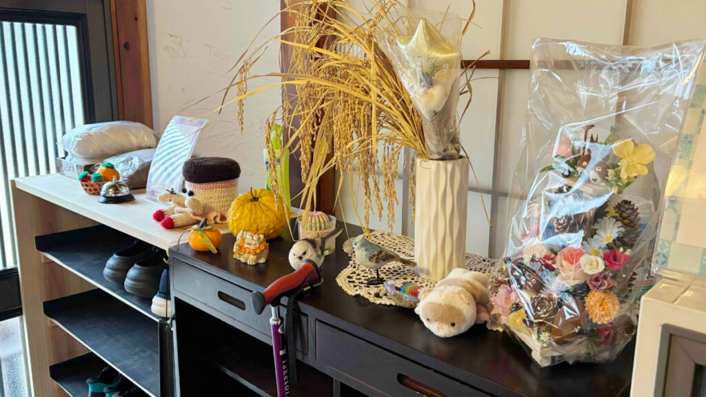 米農家レストラン百笑の玄関。店内に飾られた季節の飾りや雑貨が置いてある