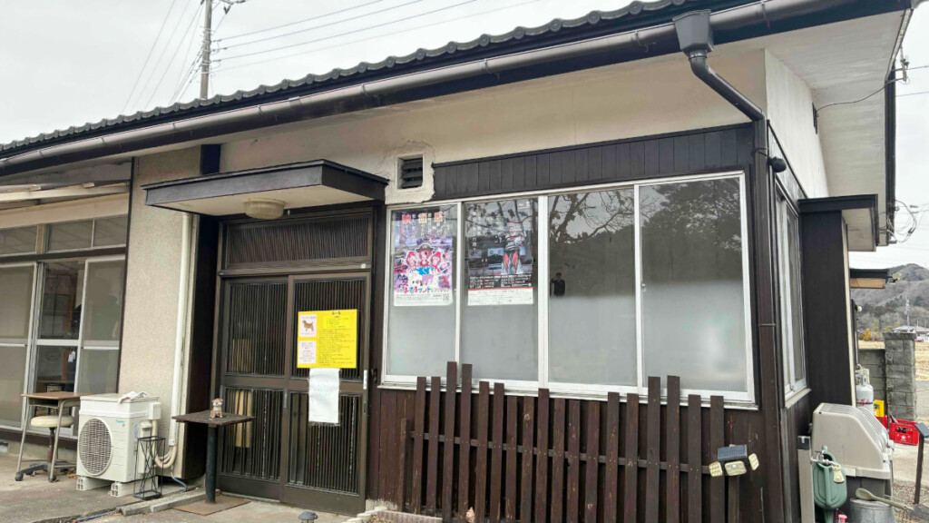 日光の米農家レストラン百笑の百笑の入り口。玄関引き戸にペットに関するルールが記載された黄色い案内が貼られている