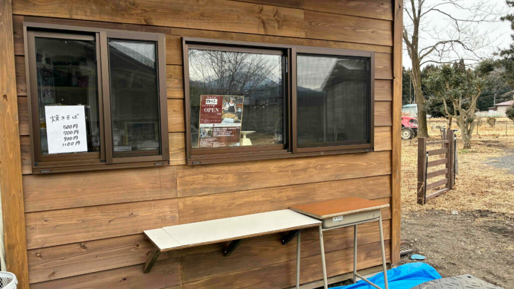 日光の米農家レストラン百笑の焼きそば小屋(訪問時はまだ営業前)。焼きそばの価格とオープンに関する案内が掲示されている。