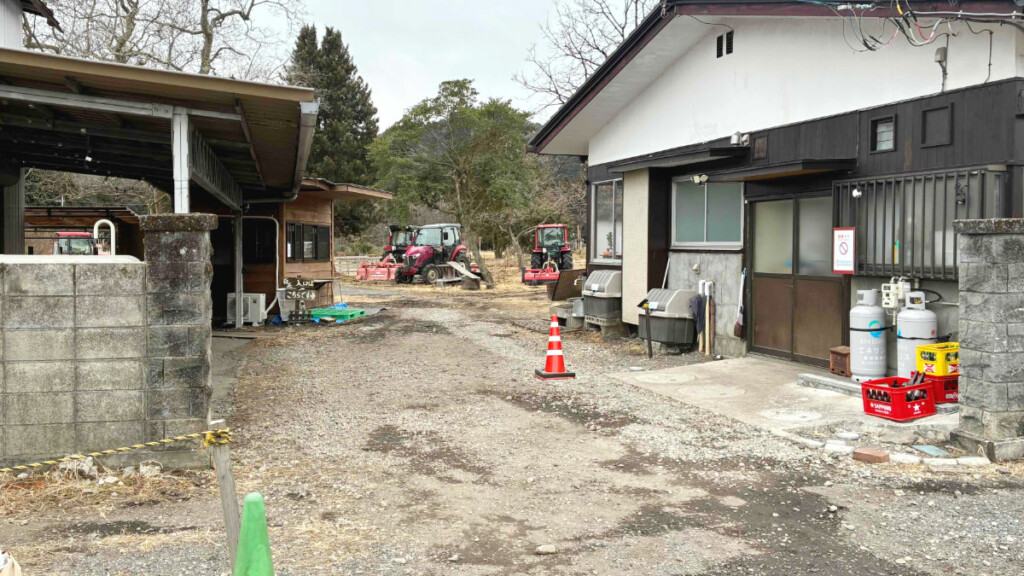 米農家レストラン百笑の入口へ続く通路と敷地の様子