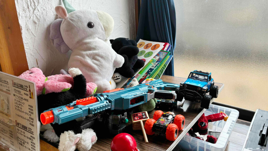 米農家レストラン百笑のキッズスペースに置かれたおもちゃ。ぬいぐるみやレトロなおもちゃパタパタなどが置かれている