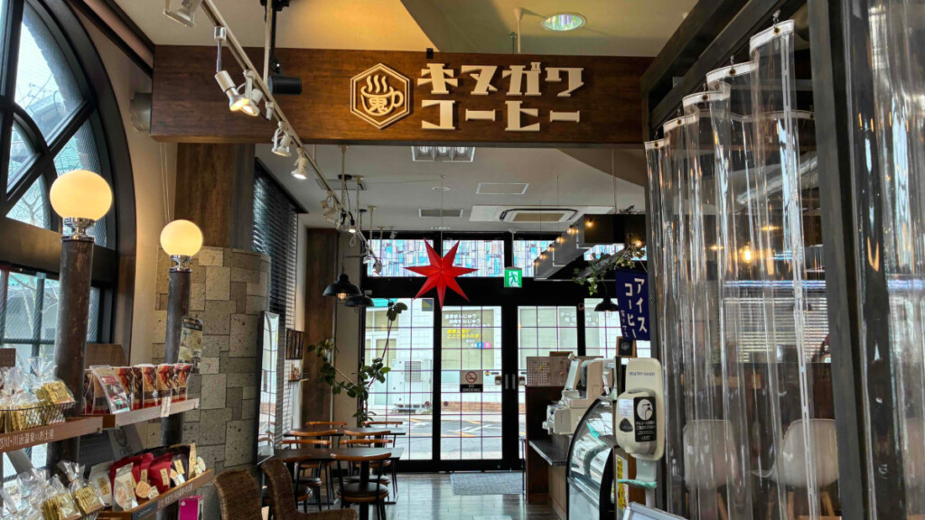 キヌガワコーヒーの内観。レトロな雰囲気。