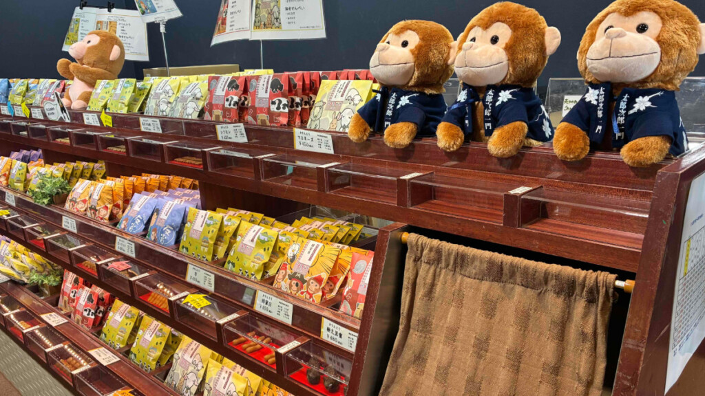 おさるランドの「おみやげショップ」おさるランドオリジナル商品のせんべいやかりんとうが並んでいる。