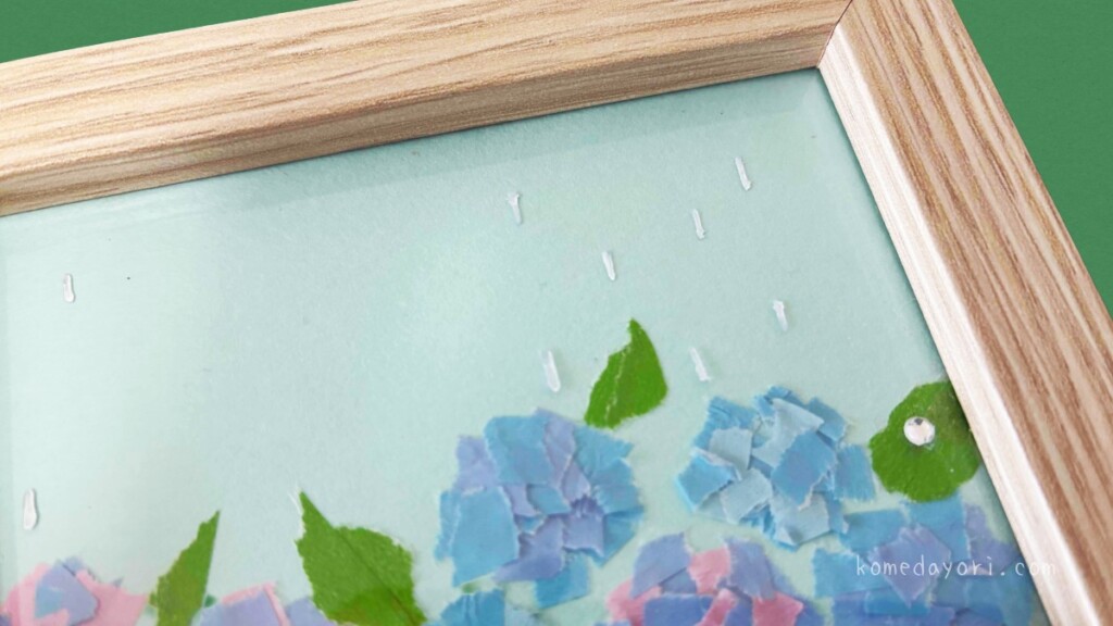 写真立て工作の仕上げ:プラ板の上から白マジックで雨を描きキラキラのラインストーンを貼る手順