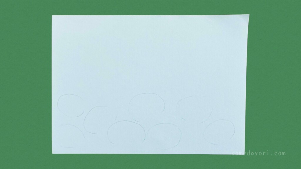 梅雨アートの土台:画用紙の下部に鉛筆で紫陽花の丸い下書きを描いた状態
