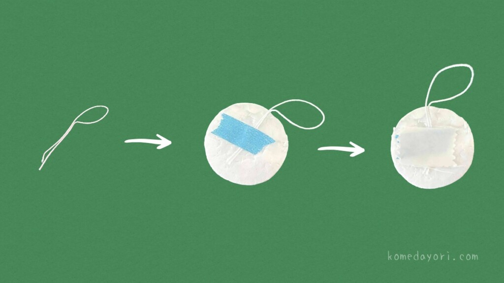 てるてる坊主の作り方:半分に切った発泡スチロールに吊り下げ用の紐をマスキングテープで固定する様子