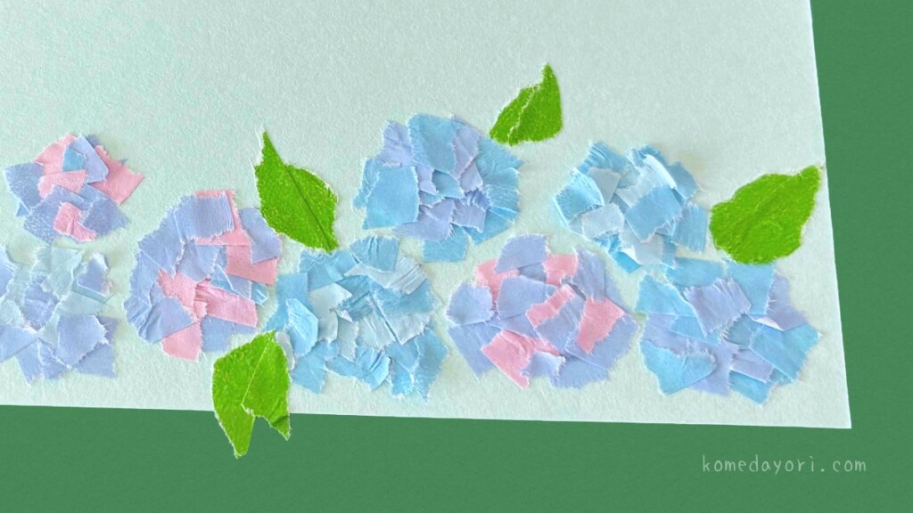 梅雨の壁面飾り工作:マスキングテープでちぎった紫陽花の花に緑色の葉っぱを付け足した様子