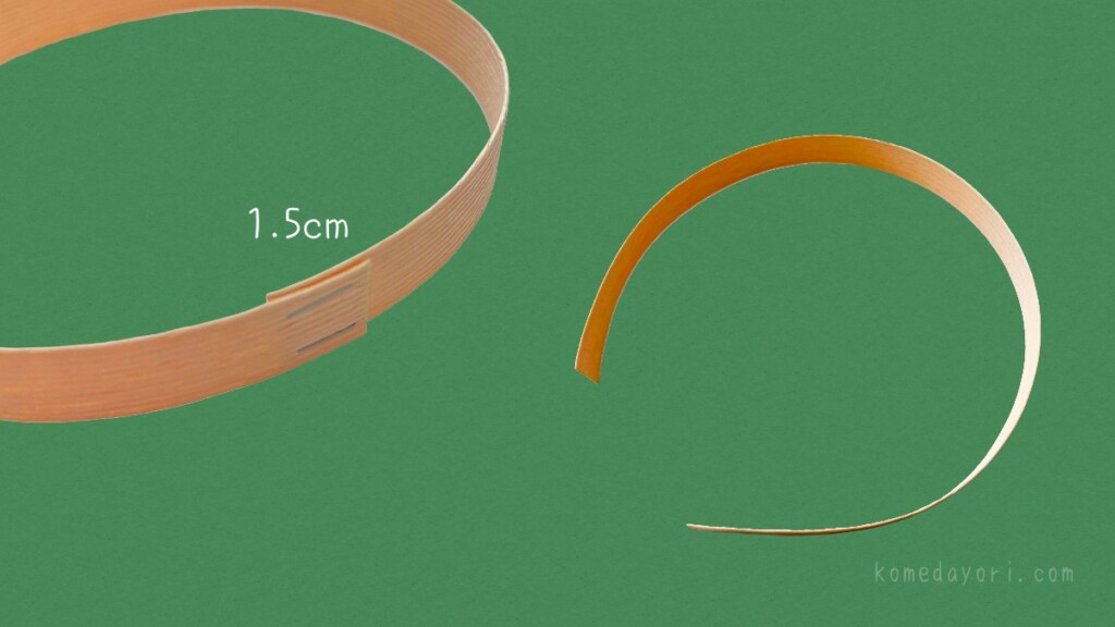ペーパークラフトバンドの端を1.5cm重ねて輪にする工程